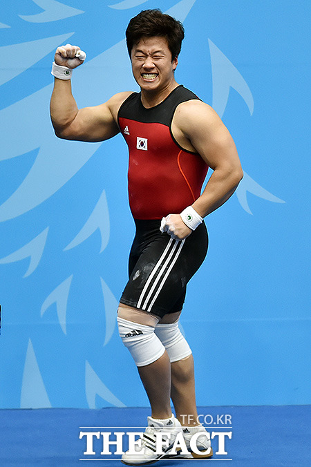 사재혁이 24일 열린 아시안게임 역도 남자 85kg급 인상 2차 시기에서 171kg을 들어 올린 뒤 기뻐하고 있다. / 달빛축제정원역도경기장 = 최진석 기자