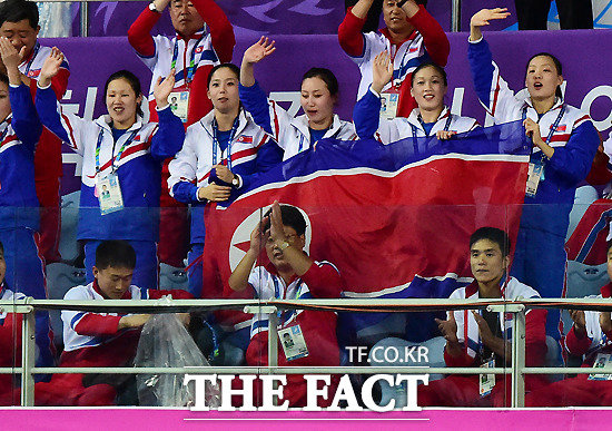북한 미녀 다 모였네 -남자 기계체조 마루운동 결승이 24일 인천 남동체육관에서 열린 가운데 북한 미녀 선수단이 선수들을 응원하고 있다. /배정한 기자