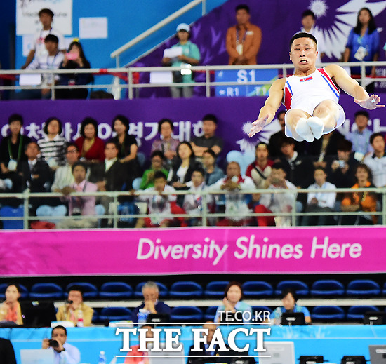 날아라 리세광!-  남자 기계체조 마루운동 결승에서 경기를 펼치는 북한 리세광. /배정한 기자