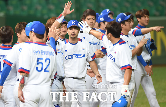 한국이 24일 열린 야구 B조 예선 대만전에서 10-0으로 이긴 뒤 서로 기뻐하고 있다. / 문햑야구장 = 최용민 기자