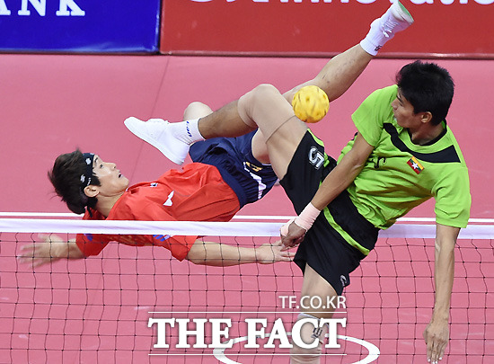 이것이 시저스킥 22일 부천체육관에서 열린 2014 인천 아시안게임 세팍타크로 남자 더블 결승전 한국과 미얀마의 경기에서 한국의 김용만이 시저스킥을 날리고 있다. /최용민 기자