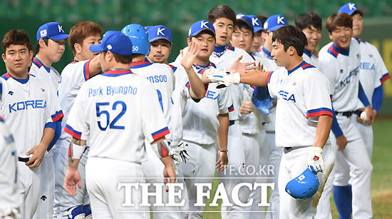 한국 야구 대표팀이 대만을 상대로 10-0, 8회 콜드승을 거두고 기뻐하고 있다. / 문학구장 = 최용민 기자