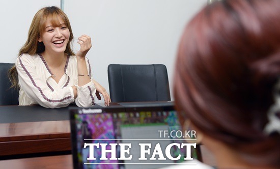 레인보우 재경이 <더팩트> 사옥을 찾아 유쾌한 인터뷰를 진행하고 있다. /이새롬 기자