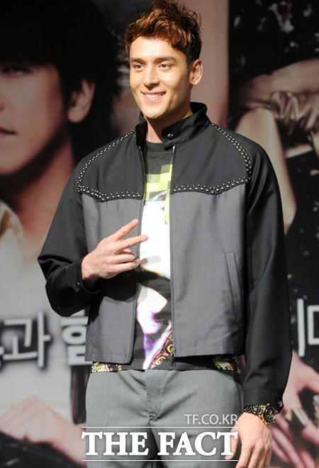 줄리엔강이 팬티차림으로 거리를 나와 경찰에 붙잡혔다. / 더팩트 DB