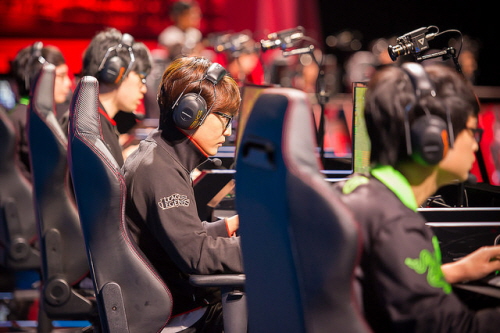 롤드컵 한국 대표로 진출한 나진 화이트 실드는 26일 롤드컵 조별 예선 얼라이언스와 경기에서 초반 열세에도 불구하고 후반 강력한 경기력을 선보이며 역전승을 거뒀다./라이엇게임즈 제공