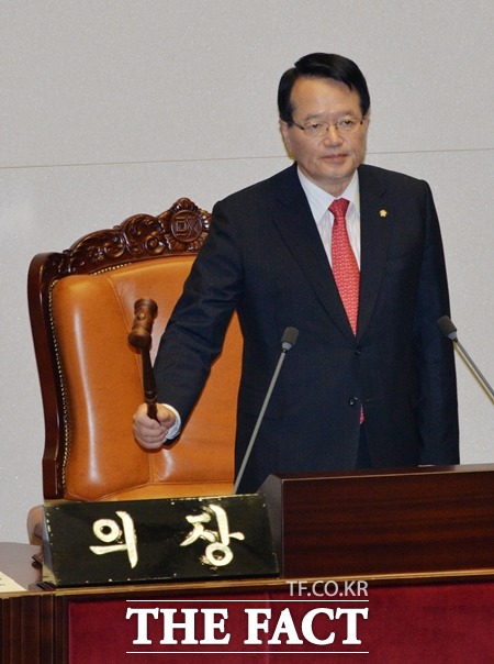 정의화 국회의장이 예고한 26일 국회 본회의가 예정대로 열릴지 관심이 쏠리고 있다. 지난 4일 국회에서 열린 19대 후반기 정기국회 개회식에서 의사봉을 두드리고 있는 정 의장. /문병희 기자