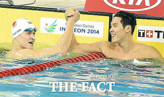아시아의 마린보이 - 지난 21일 박태환(오른쪽)이 수영 남자 자유형 200m에서 동메달을 획득한 후 금메달을 차지한 중국의 쑨양과 하아파이브를 하고 있다.