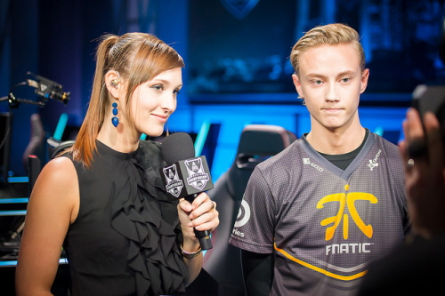 롤드컵 유럽 대표로 출전한 프나틱의 원거리딜러 레클레스.레클레스는 27일 OMG와 1경기에서 패배 후 뜨거운 눈물을 쏟았지만 이후 LMQ전에서 펜타킬을 뽑아내며 각성한 모습을 보였다.