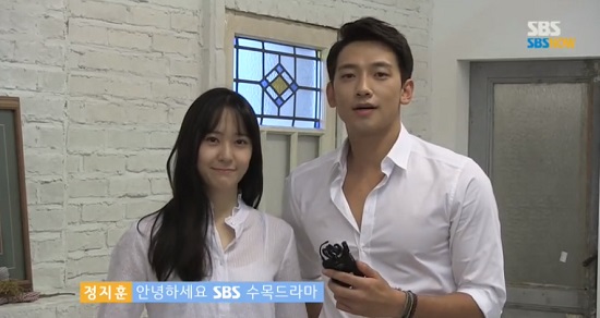 런닝맨에서 합동 공연을 펼치는 비와 크리스탈(왼쪽). 이 둘은 SBS 드라마 내겐 너무 사랑스러운 그녀에 출연하고 있다. /SBS 영상 캡처