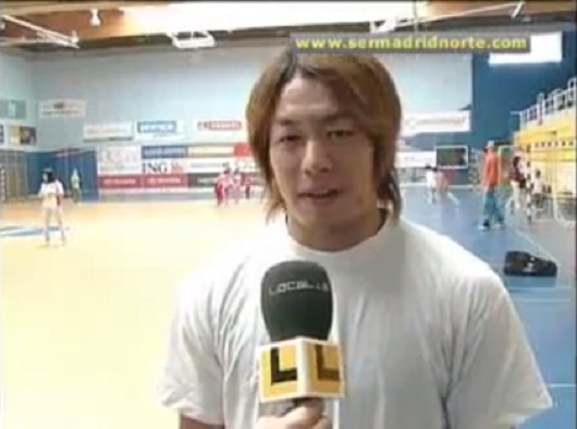 2014 인천 아시안게임에 참가한 일본 핸드볼 선수 미야자키 다이스케가 성추행 파문에 휩싸여 충격을 주고 있다. 사진은 한 언론과 인터뷰하고 있는 미야카지. / 유튜브 영상 캡처