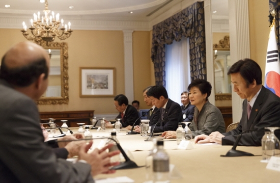 뉴욕의 주요기관 대표들과 간담회를 가진 박근혜(오른쪽 두 번째) 대통령. /청와대 제공