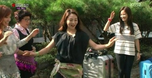 정다은 아나운서(가운데)가 풍만한 가슴을 자랑하며 밸리 댄스를 추고 있다. /KBS2 인간의 조건 방송 캡처