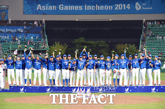 한국이 28일 2014 인천 아시안게임 야구 결승에서 대만을 6-3으로 꺾고 금메달을 목에 걸었다. / 문학야구장 = 이효균 기자