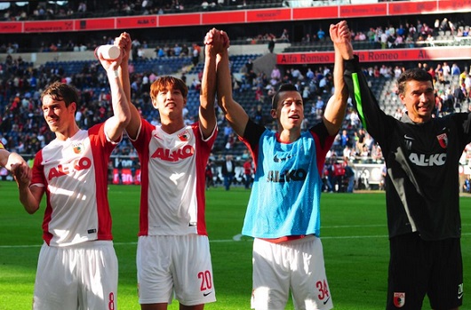 홍정호(왼쪽에서 두 번째)가 후반 교체 출전한 아우크스부르크가 28일 바이에른주 임풀스 아레나에서 열린 20!4~2015시즌 독일 분데스리가 6라운드 헤르타 베를린과 홈 경기에서 1-0으로 이겼다. / 아우크스부르크 트위터