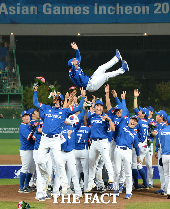한국이 28일 열린 2014 인천 아시안게임 야구 결승전에서 대만을 꺾고 금메달을 차지했다. 하지만 대만의 젊은 투수 궈쥔린과 천관위에 막혔던 경기 초반은 아쉬움을 남겼다. / 인천문학구장=이효균 기자