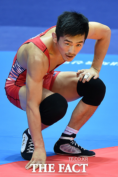 이승철이 29일 열린 2014 인천 아시안게임 레슬링 남자 자유형 61kg급 동메달 결정전에서 니야즈베코바 아둘렛을 테크니컬 폴승으로 제압하고 동메달을 목에 걸었다. / 인천도원체육관=최진석 기자