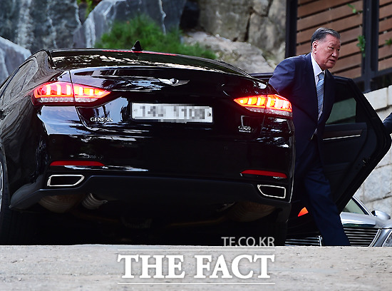 정몽구 현대차그룹 회장은 외부 행사 때 신형 제네시스를 직접 타고 다니는 등 홍보맨의 역할을 톡톡히 하고 있다./더팩트DB