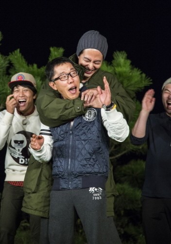 KBS2 해피선데이-1박2일에서 조인성이 김제동에게 백허그를 감행했다. / 1박 2일 제공