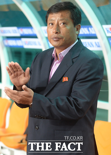 김광민 북한 감독이 29일 한국전에 앞서 손뼉을 치고 있다. / 인천문학경기장 = 최용민 기자