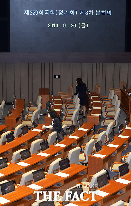 국회가 151일 만에 입법 제로 오명을 벗었다. 지난달 26일 오후 서울 여의도 국회에서 열린 제329회 국회 제3차 본회의에서 야당 의원들이 불참한 가운데 국회 사무처 직원들이 본회의 심의안건을 요약한 문서를 놓고 있다./국회=문병희 기자