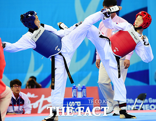 윤정연(오른쪽)이 30일 강화고인돌체육관에서 열린 2014 인천 아시안게임 태권도 53kg급에서 은메달에 그쳤다. 사진은 결승전에서 발차기를 하고 있는 윤정연. / 강화고인돌체육관 = 배정한 기자