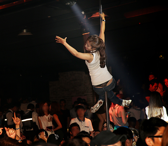 지난 8월 서울 강남구 신사동에 위치한 클럽 신드롬에서 한 참가자가 폴댄스를 선보이고 있다./사진제공=CGM엔터테인먼트