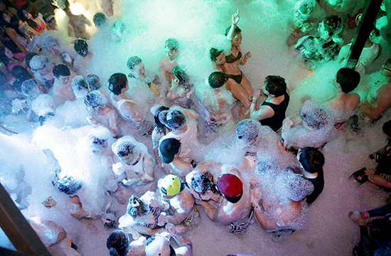 지난달 10일 경기도 가평군 메종드발리에서 열린 풀 파티(Pool Party)에서 참가자들이 버블 놀이를 즐기고 있다./사진제공=CGM엔터테인먼트