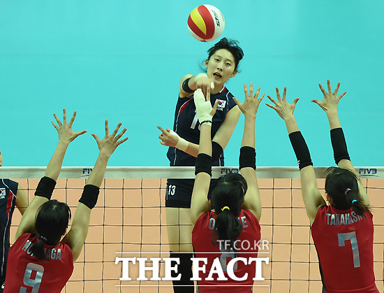 한국 박정아(가운데)가 30일 열린 일본과 여자 배구 준결승전에서 일본 수비수 블로킹 위로 공격을 시도하고 있다. / 안산상록수체육관 = 최용민 기자
