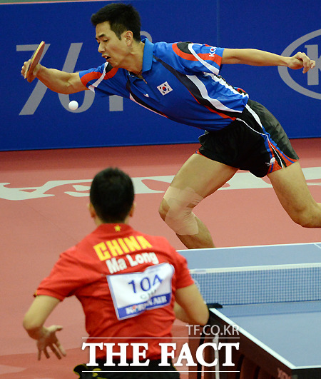 한국이 30일 열린 2014 인천 아시안게임 탁구 남자 단체전 결승에서 중국에 패해 은메달을 목에 걸었다. / 수원체육관 = 임영무 기자