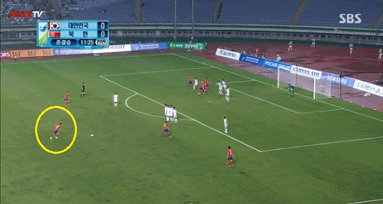 정설빈이 29일 인천문학경기장 주 경기장에서 열린 2014 인천 아시안게임 여자 축구 4강 북한과 경기에서 무회전 프리킥골을 터뜨리고 있다. / SBS 방송 캡처