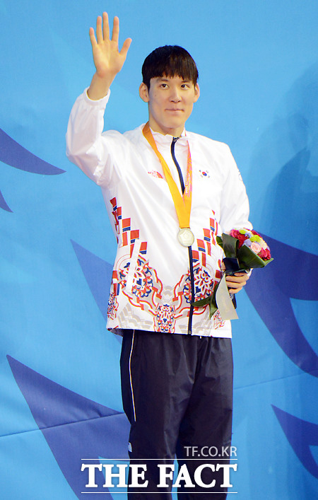 박태환이 25일 경영 남자 자유형 100m 결선에서 은메달을 따고 손을 흔들고 있다. / 문학박태환수영장 = 이효균 기자