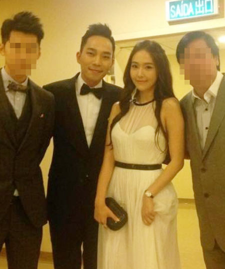 제시카가 소녀시대에서 퇴출당한 가운데 그와 결혼설이 났던 타일러 권(왼쪽에서 두 번째)이 화제의 중심에 섰다. / 온라인 커뮤니티