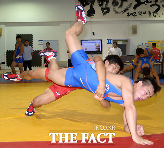 정지현(뒤)이 지난달 30일 인천 도원체육관에서 열린 2014 인천 아시안게임 레슬링 남자 그레코로만형 71kg급에서 금메달을 따내며 2004 아테네 올림픽 이후 10년 만에 국제 대회 우승의 기쁨을 맛봤다. 사진은 지난달 11일 태릉선수촌에서 훈련하고 있는 정지현. /태릉선수촌=이새롬 기자