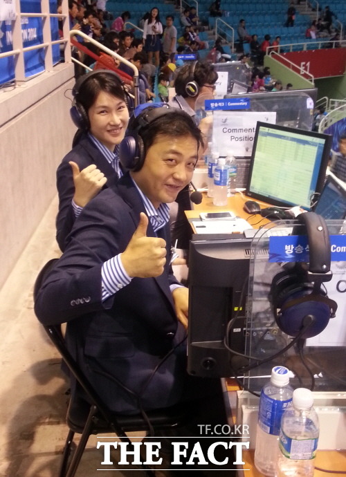 2일 한국과 중국의 2014 인천 아시안게임 여자 농구 결승에 앞서 박정은(왼쪽) 해설위원과 정우영 캐스터가 <더팩트> 카메라를 향해 포즈를 취하고 있다. / 인천 삼산체육관 = 박상혁 기자