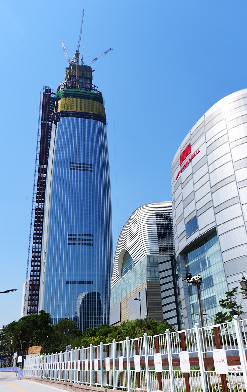 서울시는 2일 안전과 교통대책 등을 지속적으로 이행해야 한다는 조건을 내걸어 제2롯데월드 저층부 조기 개장을 승인했다. /더팩트 DB