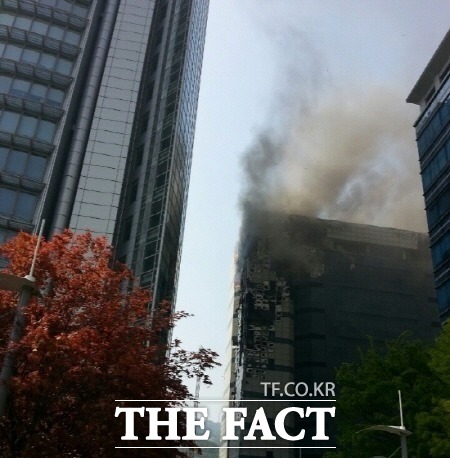 지난 4월 20일 오후 12시 25분쯤 경기도 과천시 별양동 삼성 SDS ICT 과천센터 3층 외벽에서 불이 나는 사건이 발생했다./ 더팩트DB