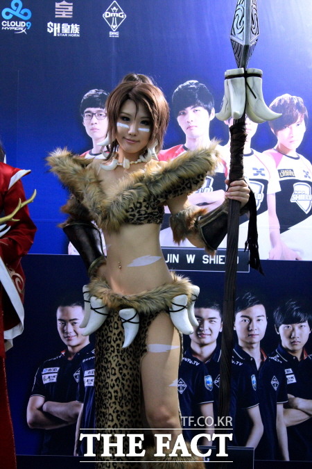 롤드컵 8강 현장에 니달리가 등장했다. 스파이럴캣츠 타샤 오고은은 리그오브레전드 내 챔피언 니달리로 변신해 팬들을 맞았다./부산=김연정 기자