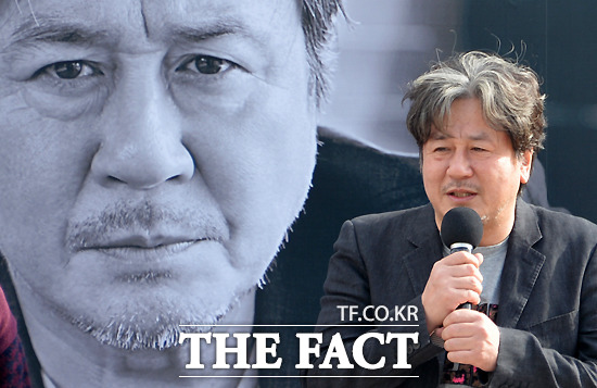 영화 명량에서 이순신 역을 밭은 배우 최민식이 4일 오후 부산 해운대 비프빌리지에서 열린 오픈 토크-더 보이는 인터뷰에서 시민들에게 인사하고 있다./부산=문병희 기자