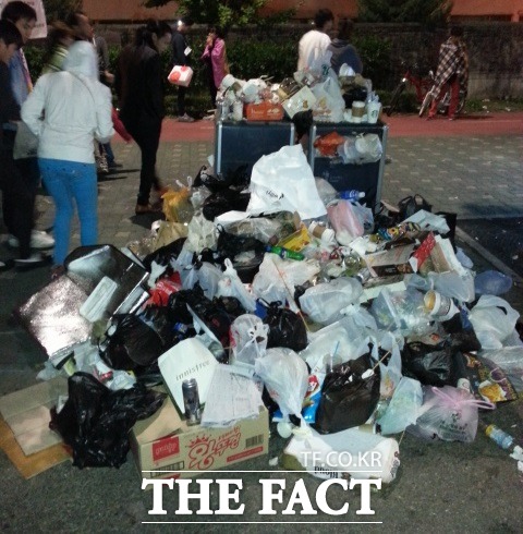 2014 서울세계불꽃축제가 열린 여의도 한강공원은 부족한 쓰레기통 시설 때문에 시민들이 불편을 겪었다./박지혜 기자