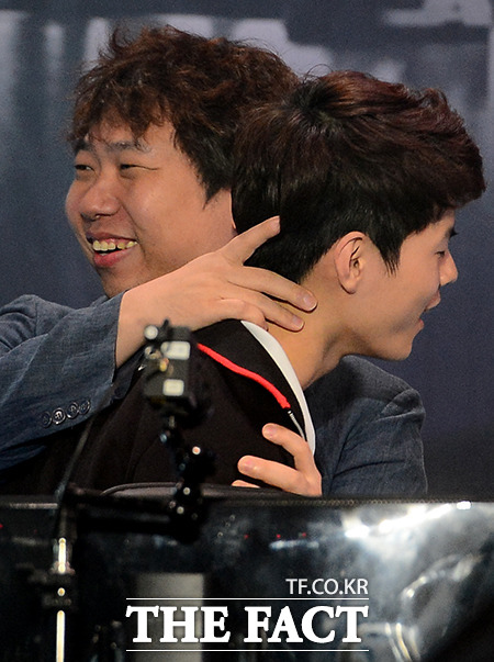 삼성 화이트 최윤상(왼쪽) 감독과 데프트 김혁규가 롤드컵 8강, C9과 경기에서 승리한 후 기쁨의 포옹을 나누고 있다./부산=김슬기 기자