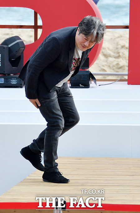 영화 명량에서 이순신 역을 밭은 배우 최민식이 4일 오후 부산 해운대 비프빌리지에서 열린 오픈 토크-더 보이는 인터뷰에서 무대로 오르며 시민들에게 인사하고 있다./부산=문병희 기자