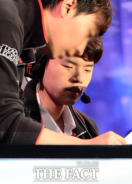 롤드컵 한국 대표로 출전한 삼성 블루의 원거리딜러 데프트 김혁규. 데프트 김혁규는 C9과 롤드컵 8강 1세트에서 성장에 실패하며 완패를 맞았다./부산=김슬기 기자