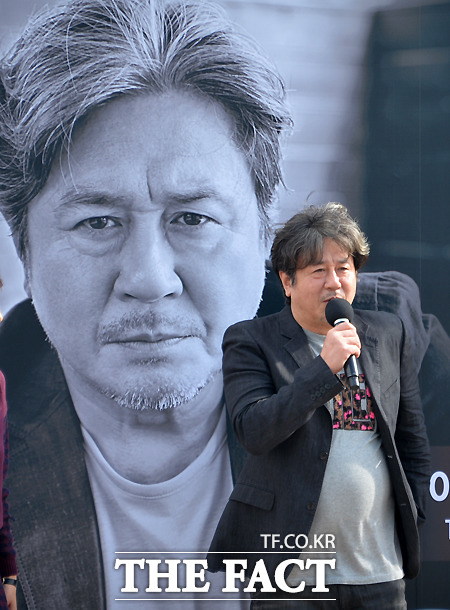 영화 명량에서 이순신 역을 밭은 배우 최민식이 4일 오후 부산 해운대 비프빌리지에서 열린 오픈 토크-더 보이는 인터뷰에서 시민들에게 인사하고 있다./부산=문병희 기자