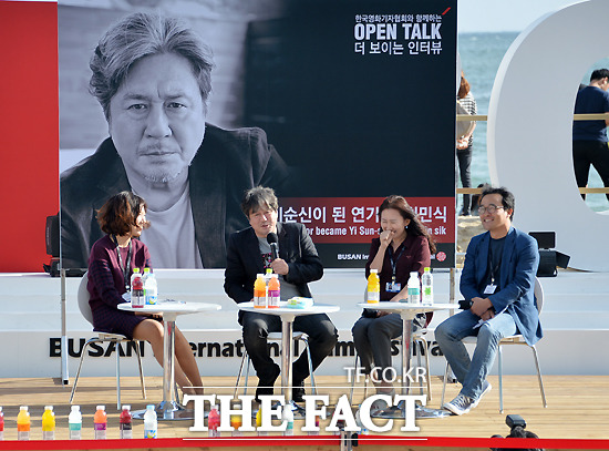 영화 명량에서 이순신 역을 밭은 배우 최민식이 4일 오후 부산 해운대 비프빌리지에서 열린 오픈 토크-더 보이는 인터뷰에서 질문에 답하고 있다./부산=문병희 기자