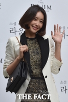 [TF포토] 왕지혜, '화사한 손 인사'