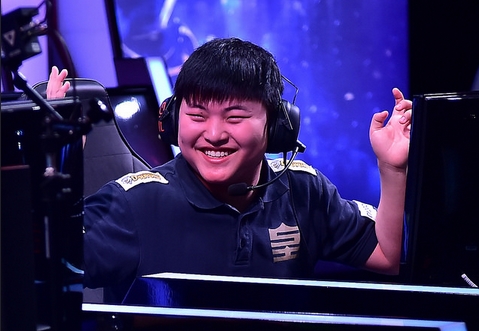 롤드컵 중국 대표로 출전한 로얄클럽의 원거리딜러 우지. 로얄클럽은 롤드컵 8강에서 또 다른 중국팀 EDG에게 3-2로 승리하며 롤드컵 4강에 진출했다./라이엇게임즈 제공