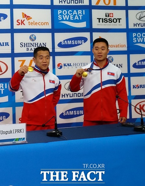 지난달 23일 세계신기록 달성 기자회견에 참석한 엄윤철(왼쪽)과 김은국이 금메달을 들고 포즈를 취하고 있다. / 이현용 기자