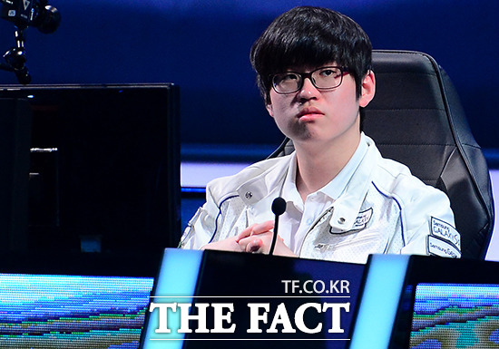 롤드컵 한국 대표로 출전한 삼성 블루의 미드라이너 다데 배어진. 배어진은 롤드컵 4강, 삼성 화이트와 내전에서 꼭 승리할 것이며 오늘(5일) 펼쳐지고 있는 로얄클럽과 EDG 경기에 대한 생각도 밝혔다./부산=김슬기 기자