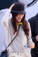 [TF포토] 김희애, '부산 바람에 모자 날아가겠네'