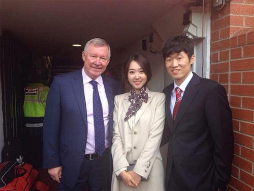 박지성이 앰배서더 임명식을 위해 찾은 올드트래포드에서 알렉스 퍼거슨 전 맨유 감독, 아내 김민지 전 아나운서와 포즈를 취하고 있다. / 배성재 아나운서 트위터 캡처